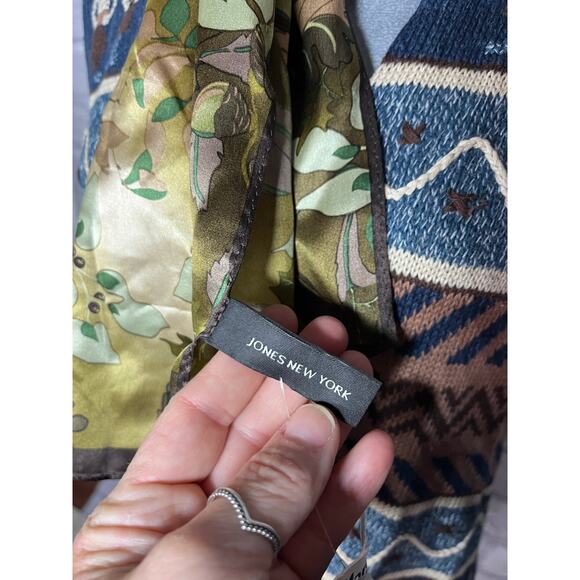 NWT Jones Wear Silk Scarf with Autumn Acorn Motif - Picture 3 of 6